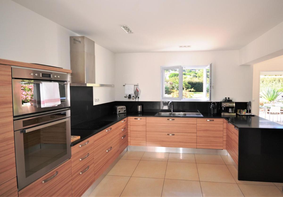 Cuisine ou kitchenette dans l'établissement Domaine Villas Mandarine Private Pools & Spa
