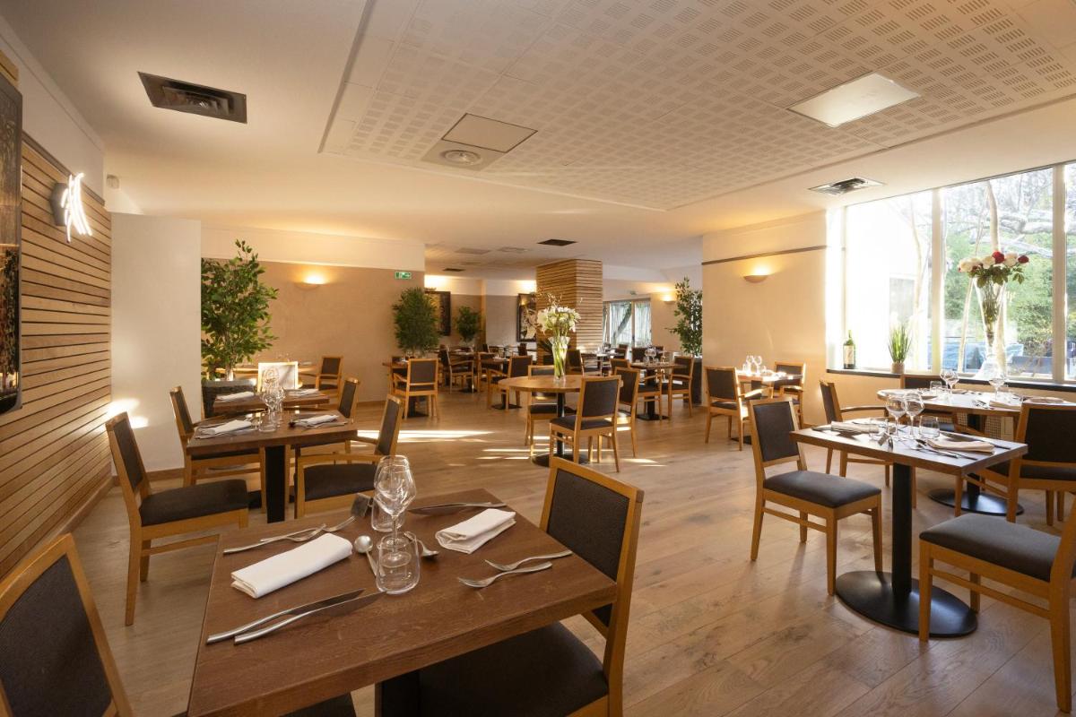 Restaurant ou autre lieu de restauration dans l'établissement Logis Hotel Restaurant SPA Les Oliviers