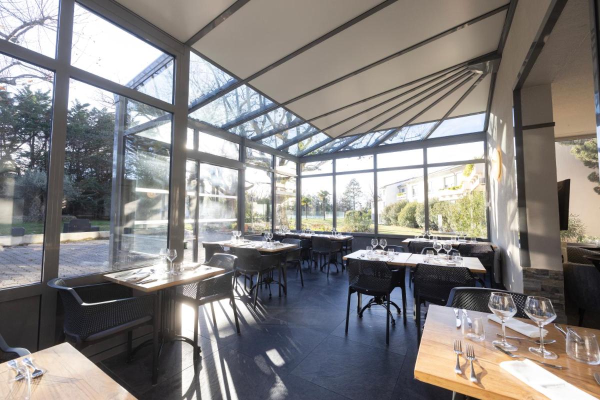 Restaurant ou autre lieu de restauration dans l'établissement Logis Hotel Restaurant SPA Les Oliviers
