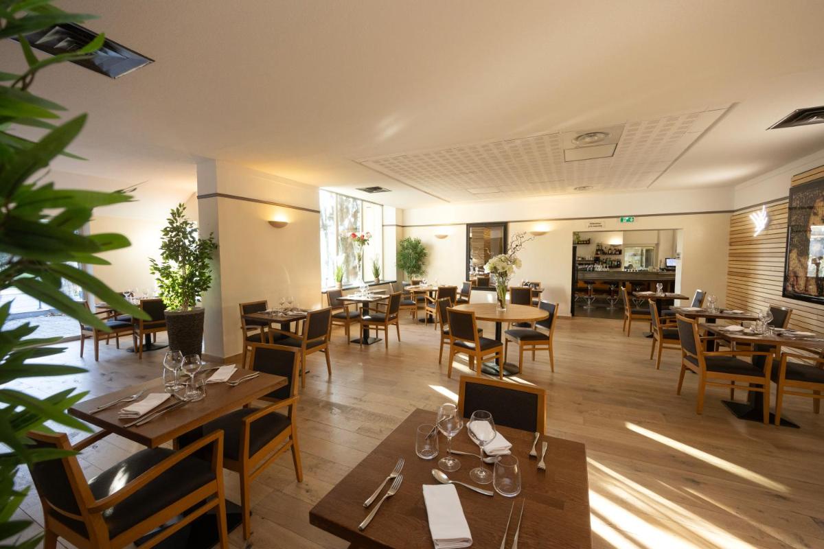 Restaurant ou autre lieu de restauration dans l'établissement Logis Hotel Restaurant SPA Les Oliviers