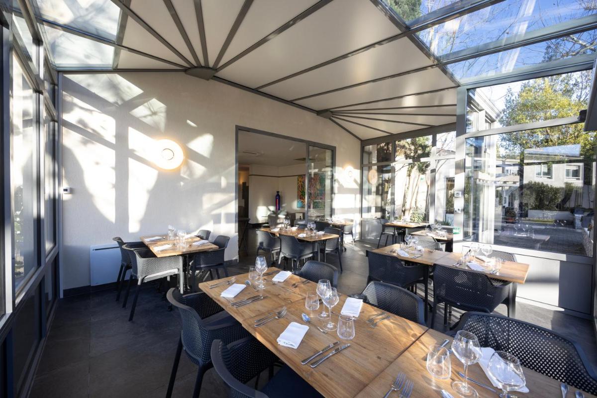 Restaurant ou autre lieu de restauration dans l'établissement Logis Hotel Restaurant SPA Les Oliviers