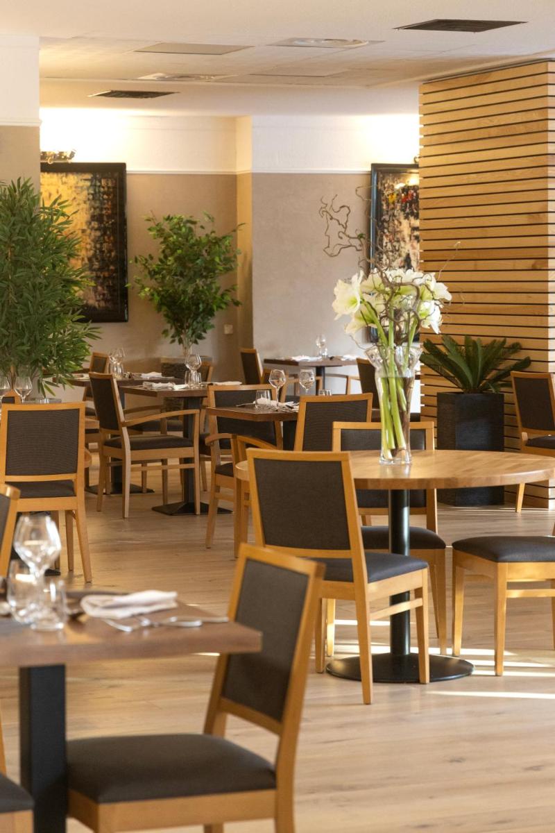 Restaurant ou autre lieu de restauration dans l'établissement Logis Hotel Restaurant SPA Les Oliviers
