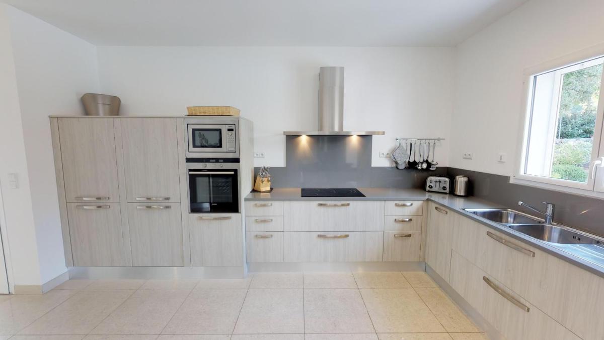Cuisine ou kitchenette dans l'établissement Domaine Villas Mandarine Private Pools & Spa