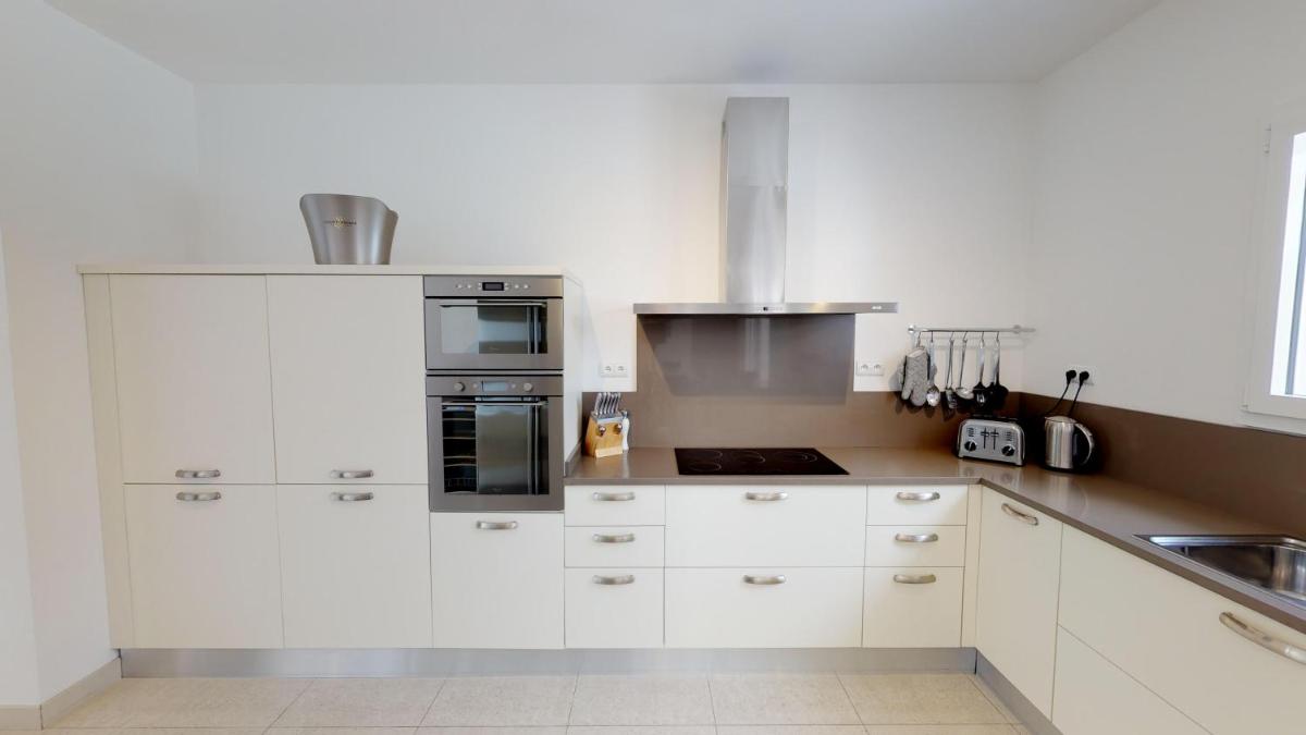 Cuisine ou kitchenette dans l'établissement Domaine Villas Mandarine Private Pools & Spa