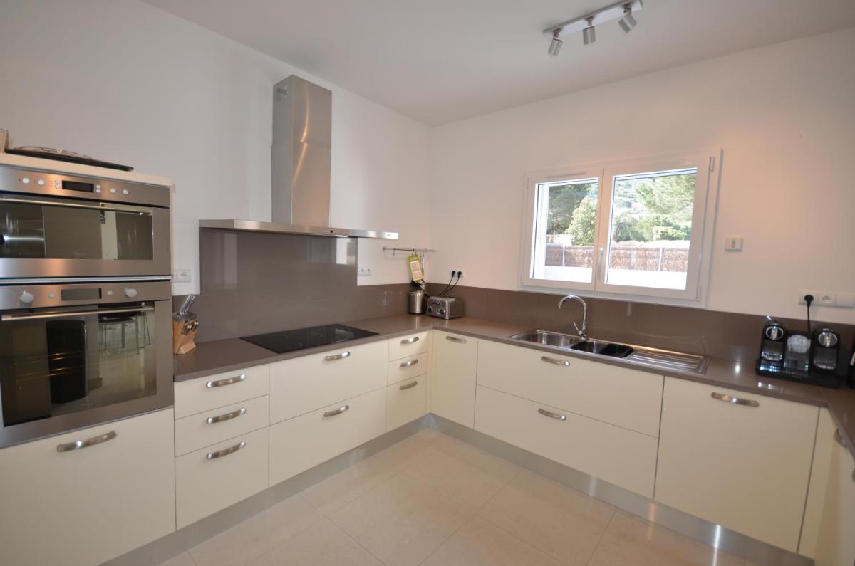 Cuisine ou kitchenette dans l'établissement Domaine Villas Mandarine Private Pools & Spa