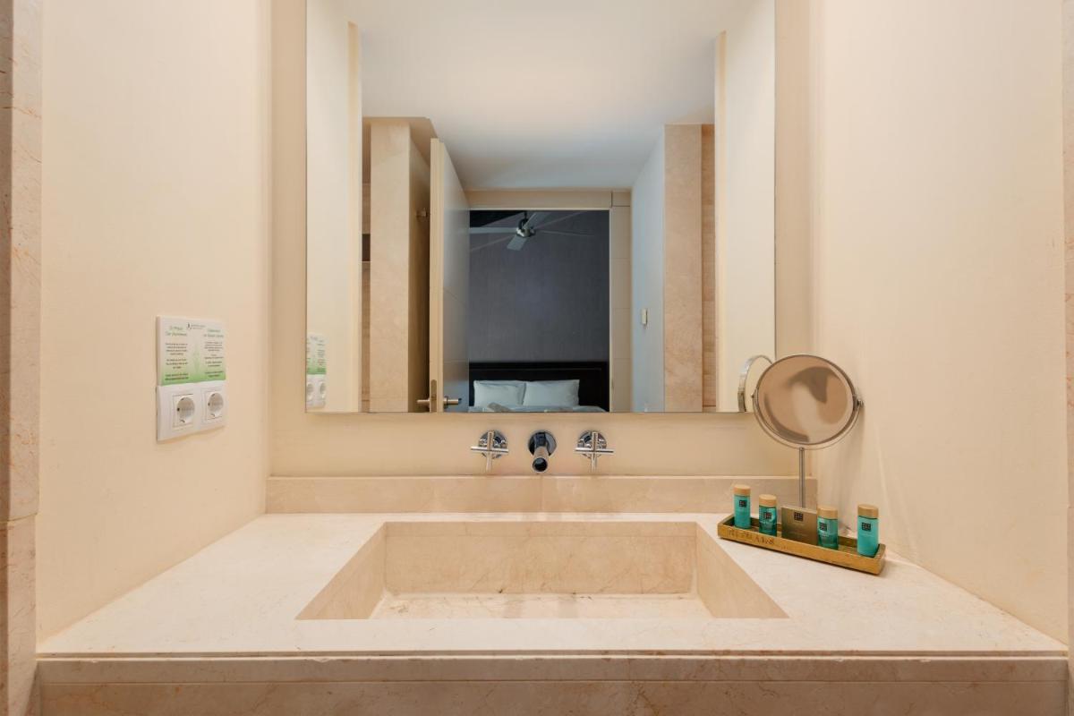 Un baño con un lavabo grande y un espejo. en Shanti Som, en Monda