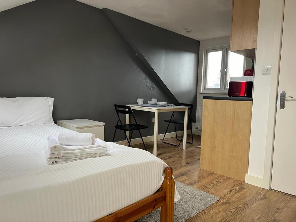 Private Studio Room With Your Shower and Kitchen - Housity