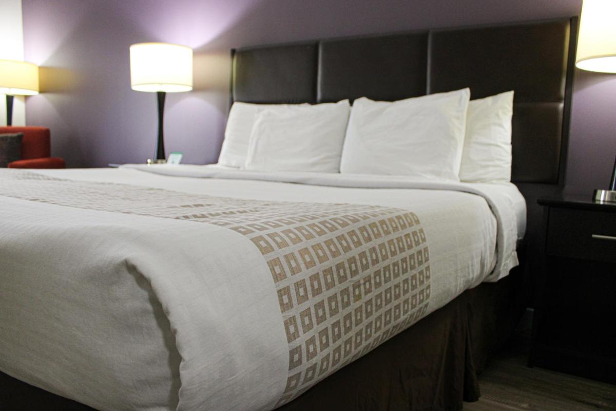 Parkwood Inn & Suites - Housity