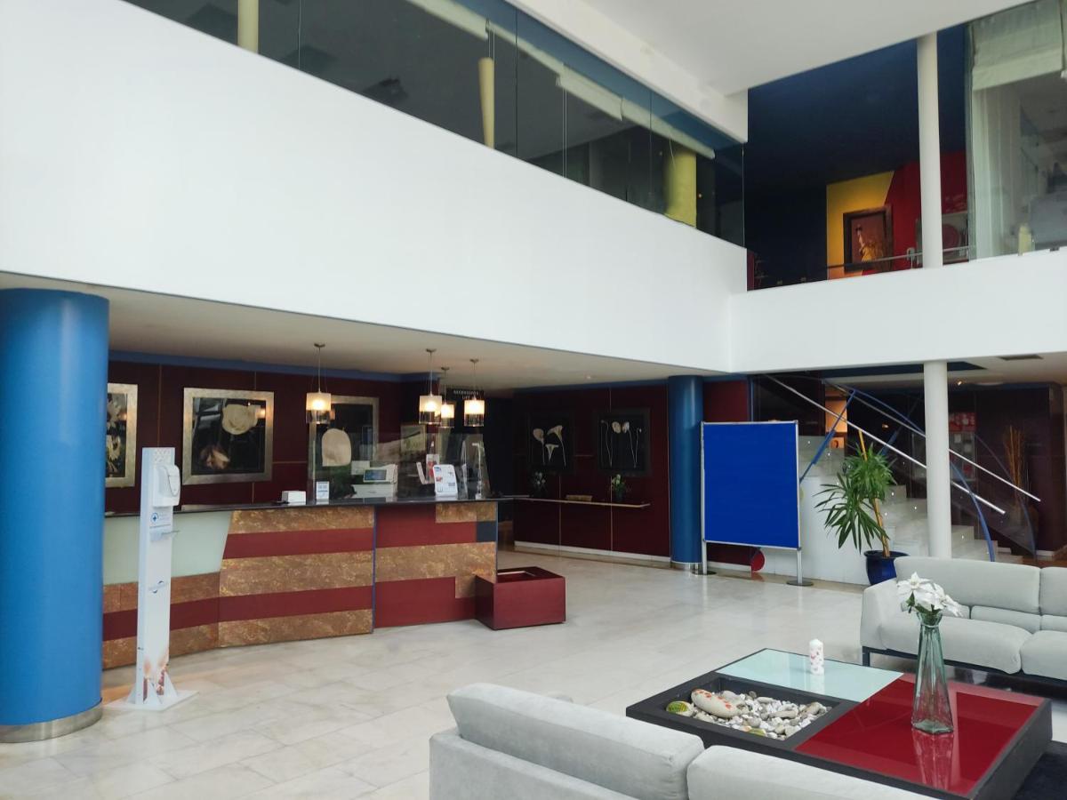 Un vestíbulo con sofás y un bar en un edificio. en Hotel Torresport, en Torrelavega 33 fotos más