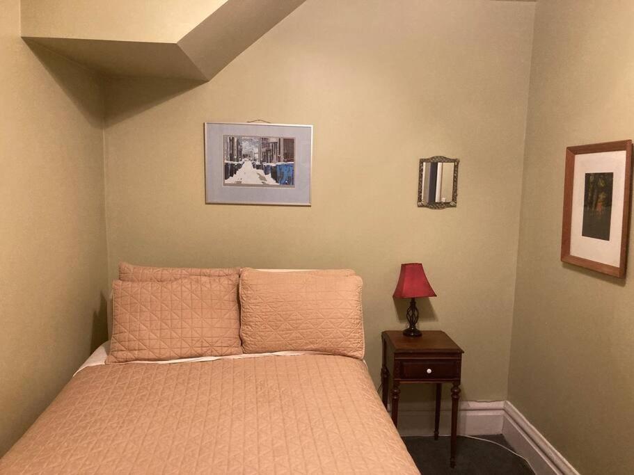 Comfy room in northside Chicago B&B - 1c - Housity