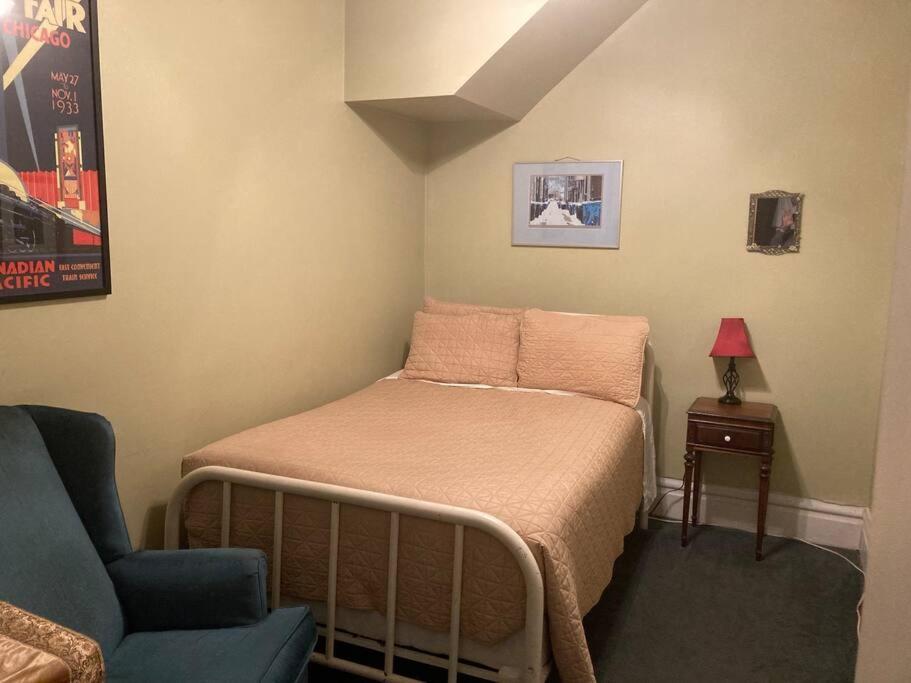 Comfy room in northside Chicago B&B - 1c - Housity