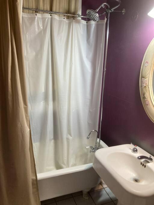 Comfy room in northside Chicago B&B - 1c - Housity