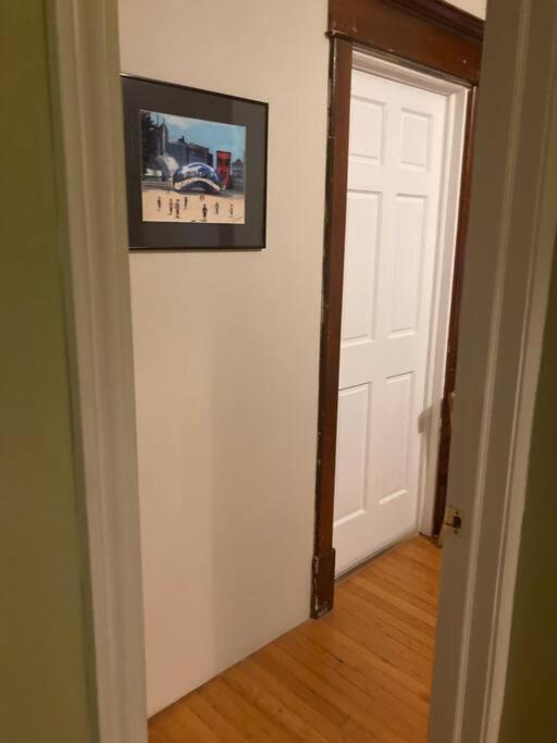 Queen Bed with Shared Bathroom in Lakeview - 2b - Housity