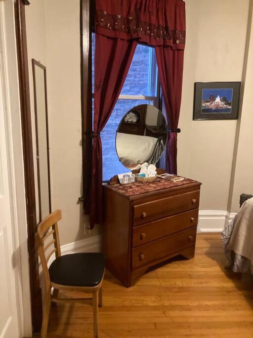 Queen Bed with Shared Bathroom in Lakeview - 2b - Housity