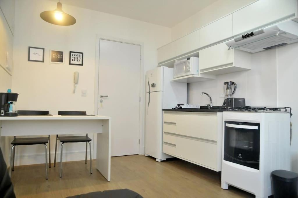 609-Apartamento Encantador, com 1 vaga de GARAGEM, Todo Mobiliado e Decorado, Edificio com Academia, Lavanderia, Excelente localização no Rebouças, Proximo ao Batel e Centro - Housity