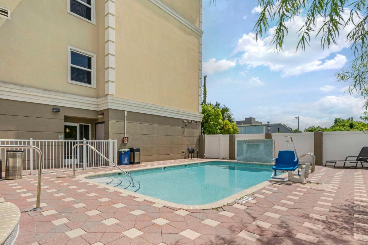 Country Inn & Suites by Radisson, Tampa Airport North, FL - Housity