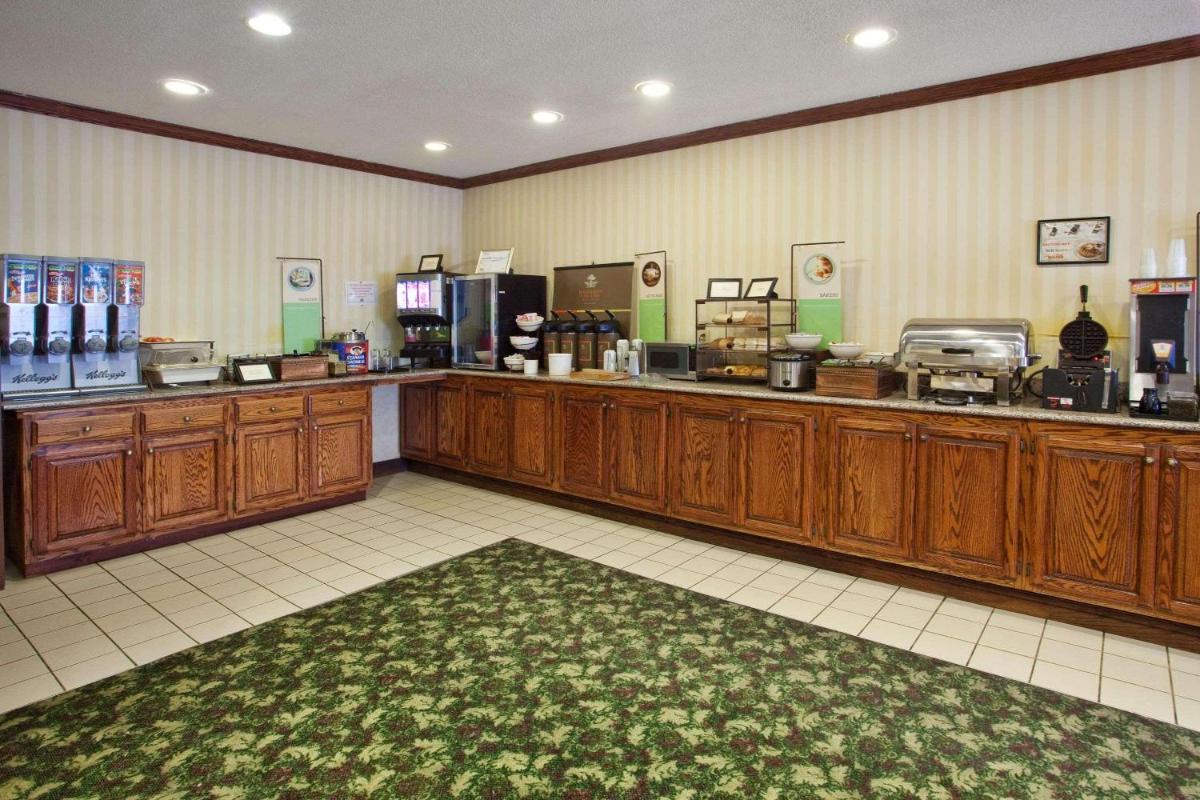Country Inn & Suites by Radisson, Hiram, GA - Housity