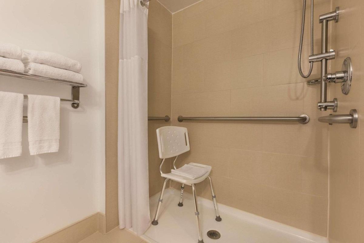 Country Inn & Suites by Radisson, Lawrenceville near Northside Hospital Gwinnett - Housity