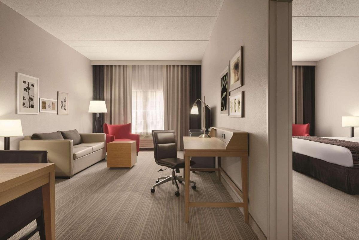 Country Inn & Suites by Radisson, Coralville, IA - Housity
