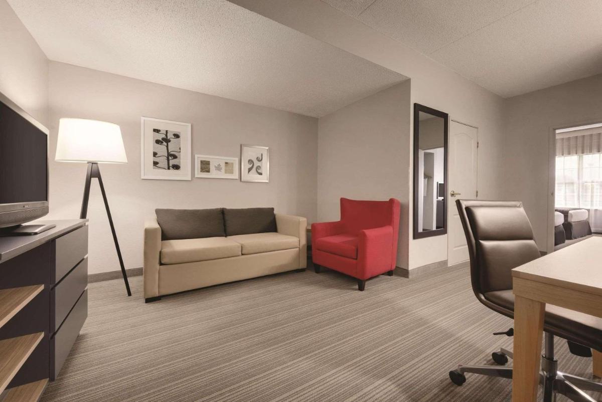 Country Inn & Suites by Radisson, Coralville, IA - Housity