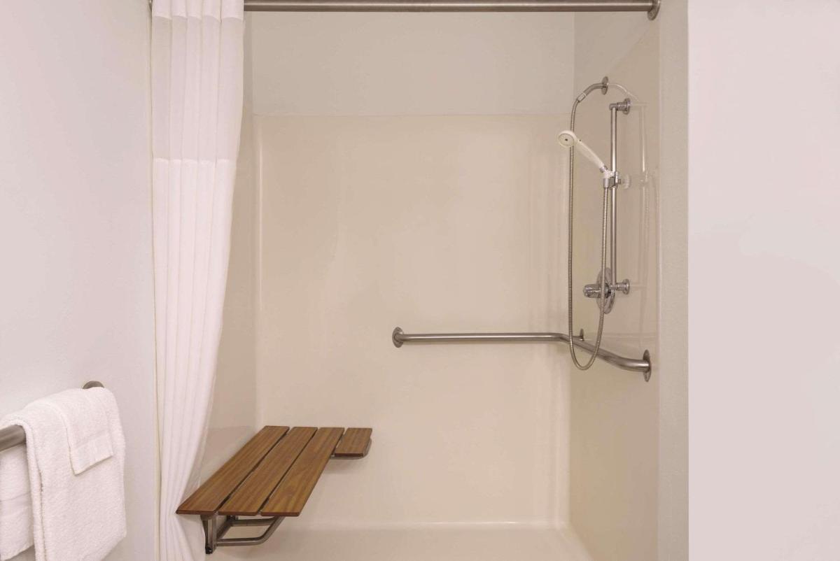 Country Inn & Suites by Radisson, Cedar Falls, IA - Housity