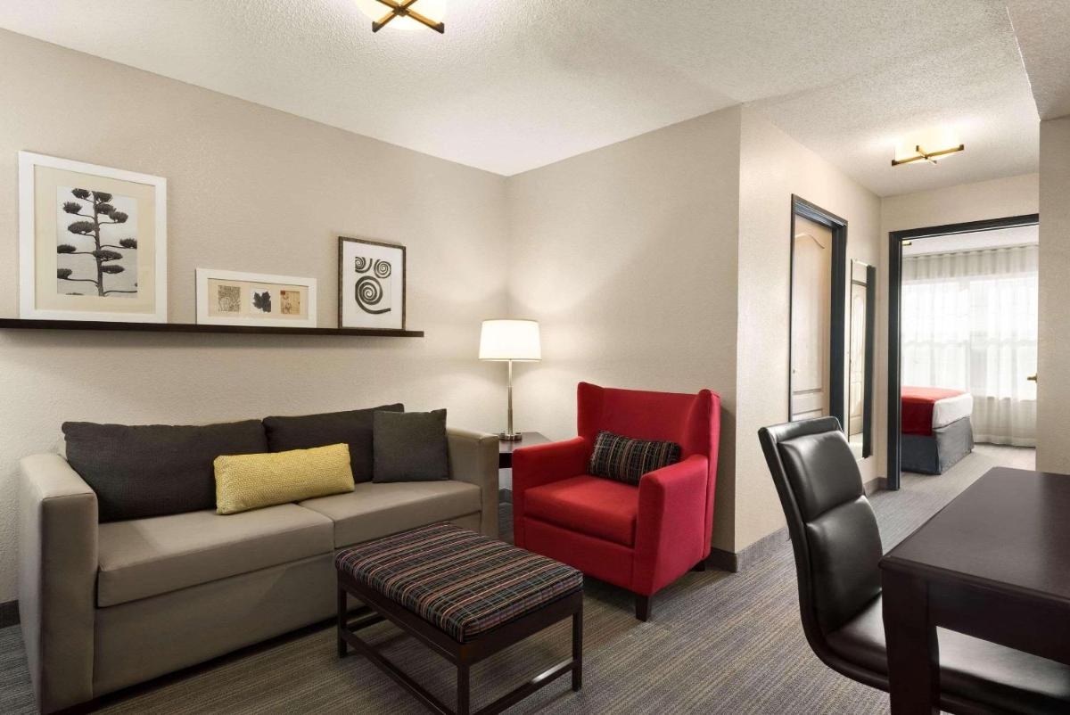 Country Inn & Suites by Radisson, Kansas City at Village West, KS - Housity