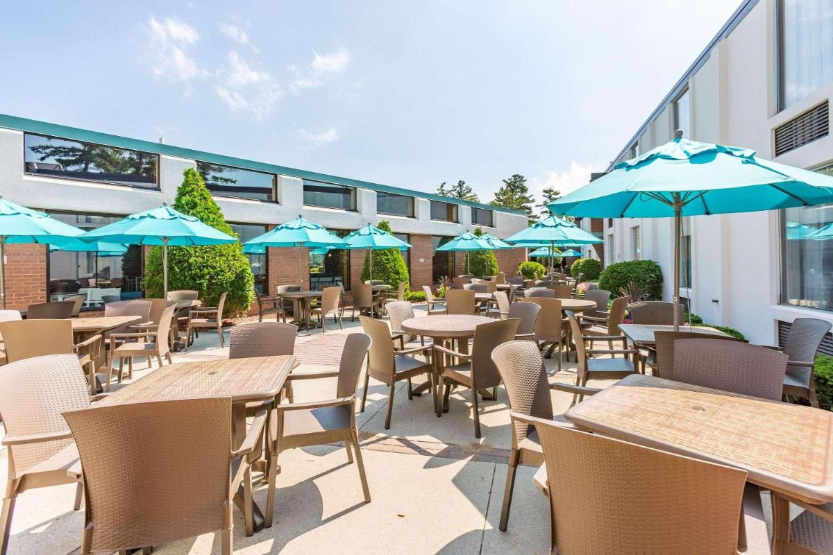 Country Inn & Suites by Radisson, Traverse City, MI - Housity