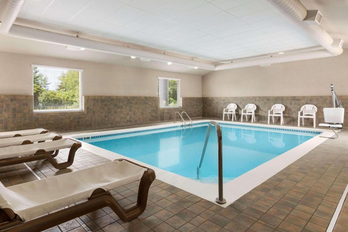 Country Inn & Suites by Radisson, Holland, MI - Housity