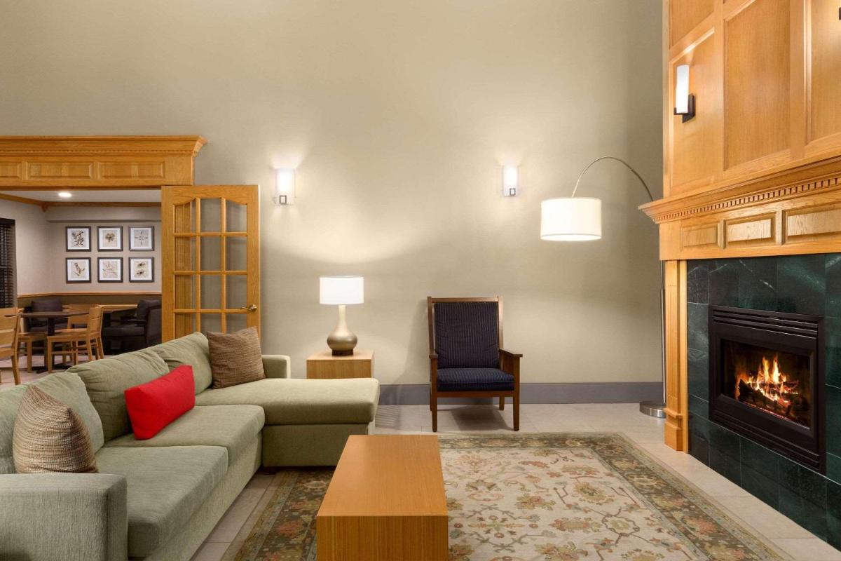 Country Inn & Suites by Radisson, Rochester South, MN - Housity