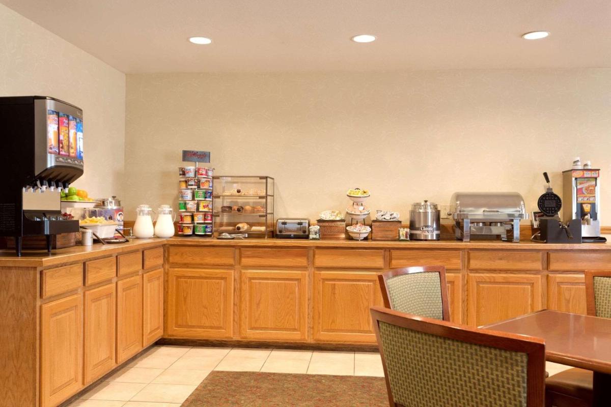 Country Inn & Suites by Radisson, Nevada, MO - Housity