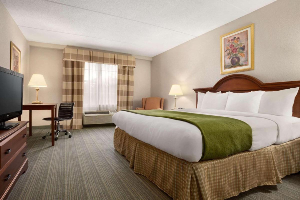 Country Inn & Suites by Radisson, Charlotte University Place, NC - Housity