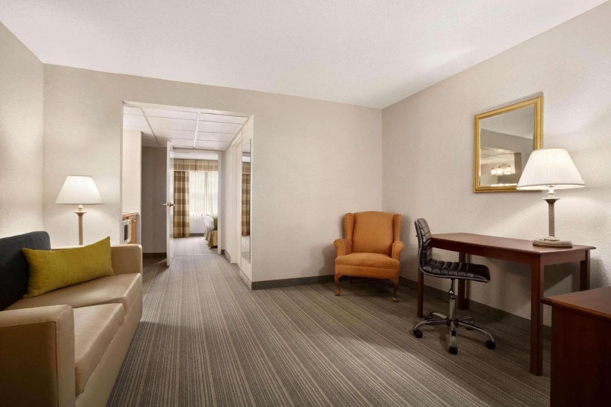 Country Inn & Suites by Radisson, Charlotte University Place, NC - Housity