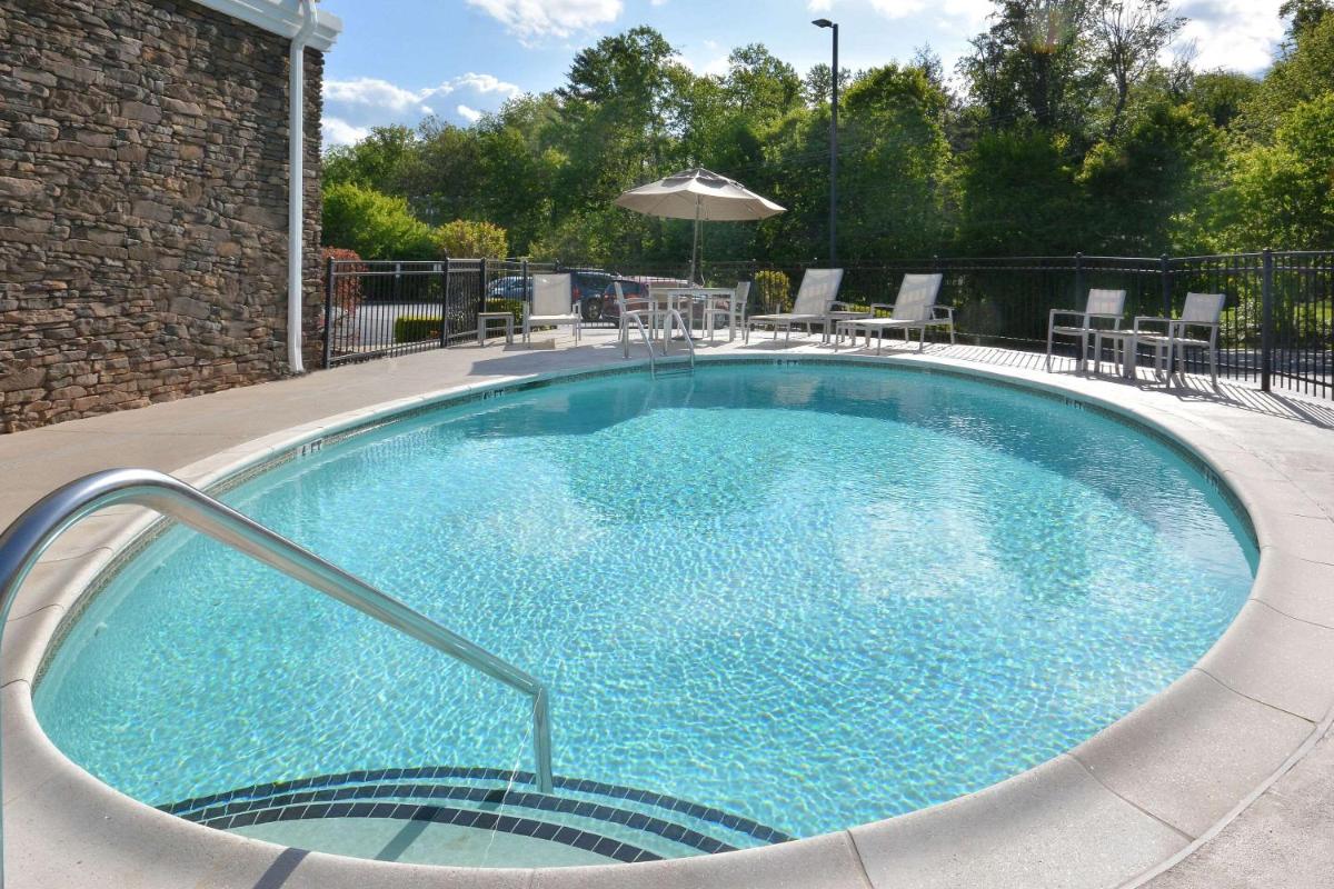 Country Inn & Suites by Radisson, Asheville West near Biltmore - Housity