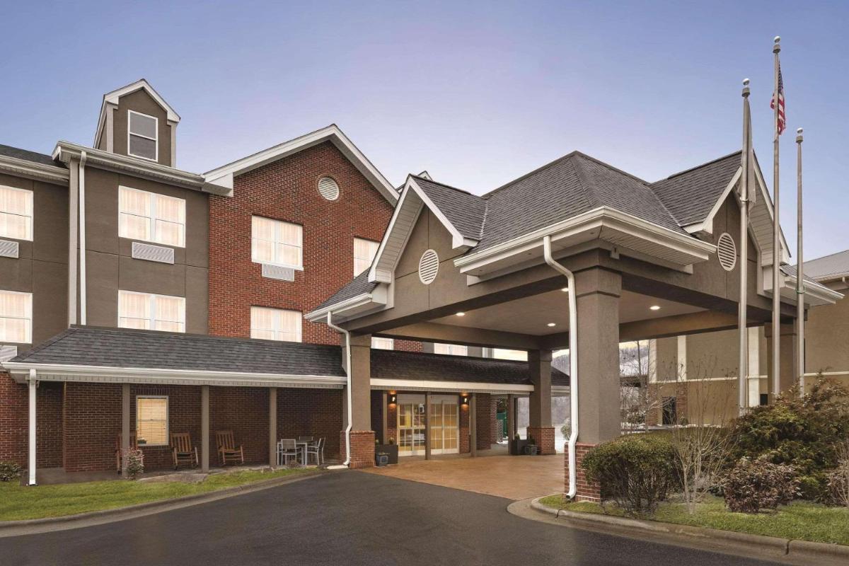 Country Inn & Suites by Radisson, Boone, NC - Housity