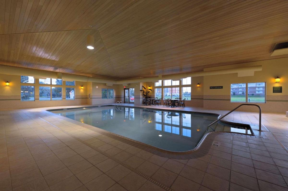 Country Inn & Suites by Radisson, Grand Forks, ND - Housity