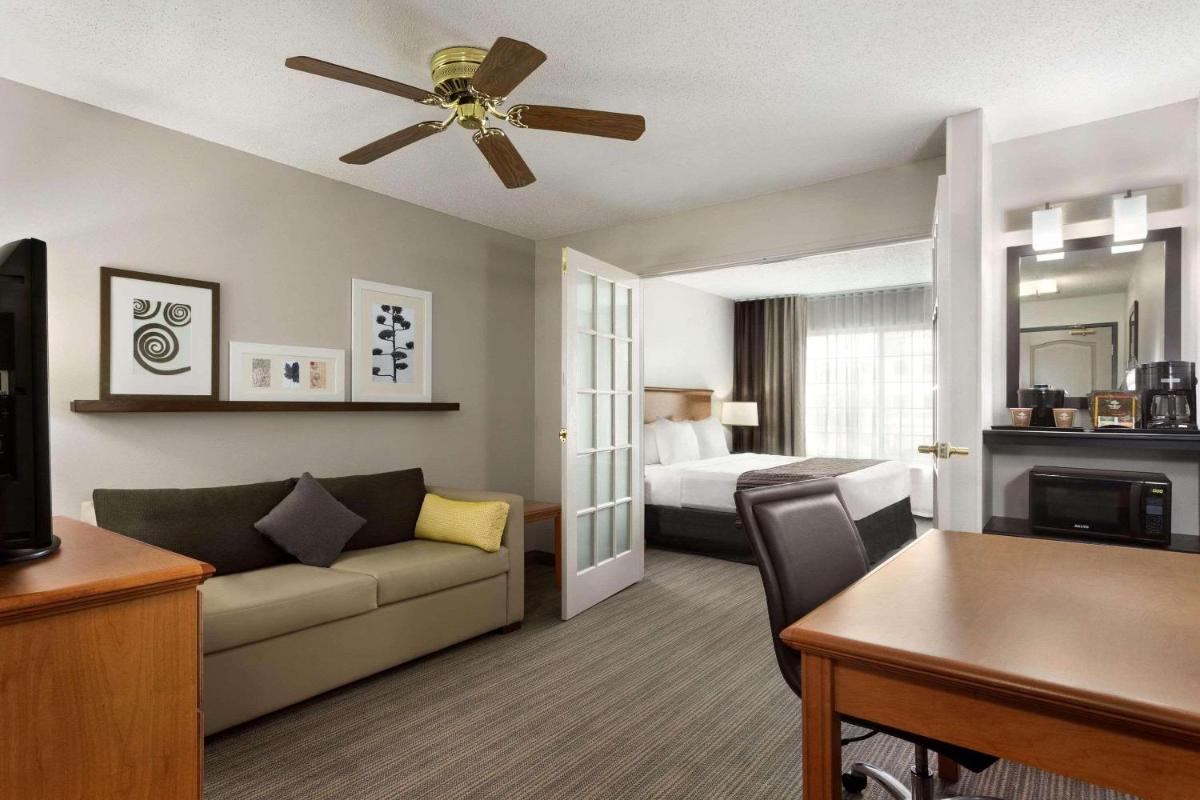 Country Inn & Suites by Radisson, Columbus Airport, OH - Housity