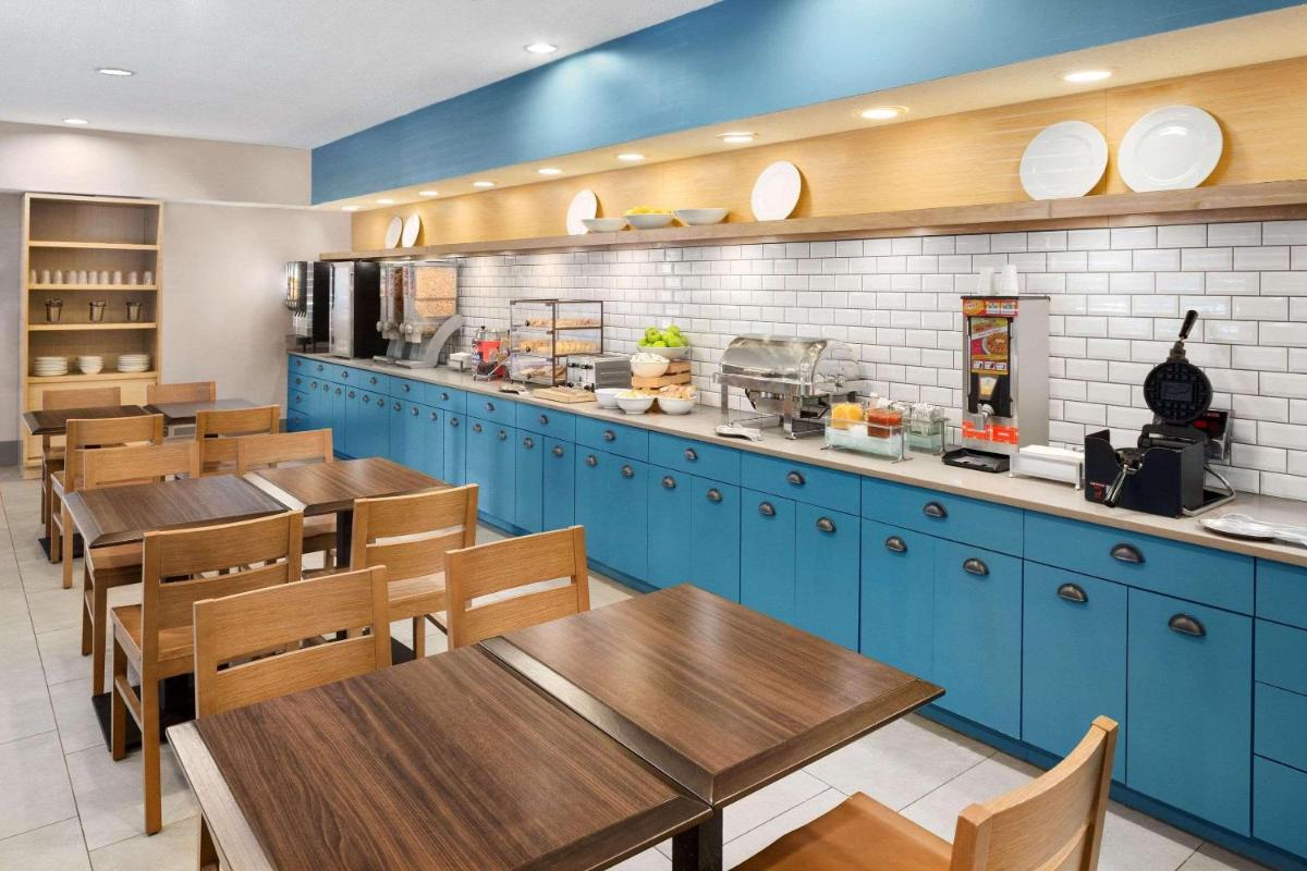 Country Inn & Suites by Radisson, Columbus Airport, OH - Housity