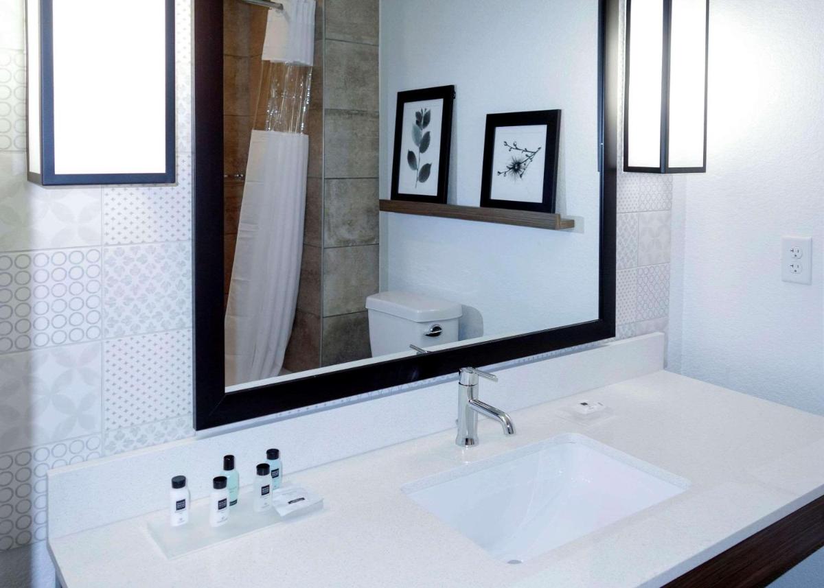 Country Inn & Suites by Radisson, New Braunfels, TX - Housity