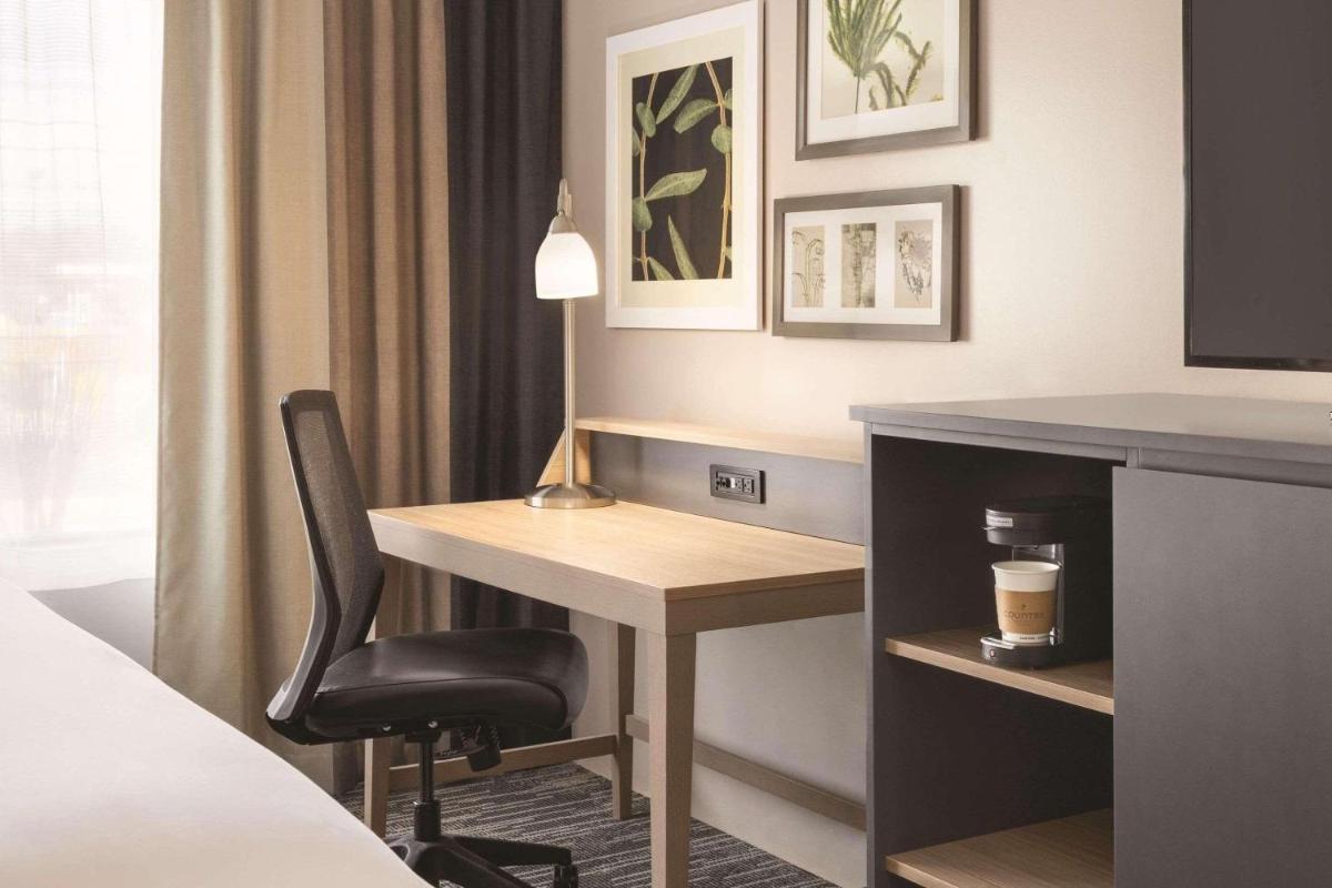 Country Inn & Suites by Radisson, Appleton North, WI - Housity