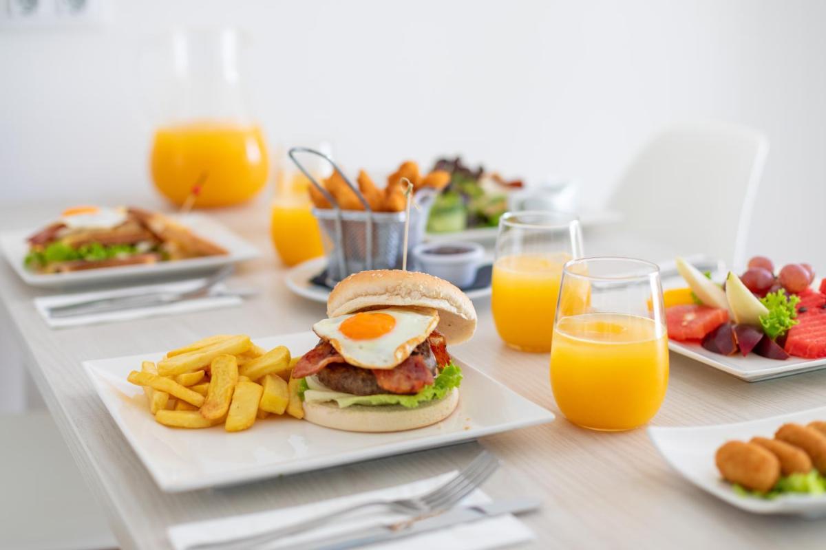 Comida en o cerca de este hotel