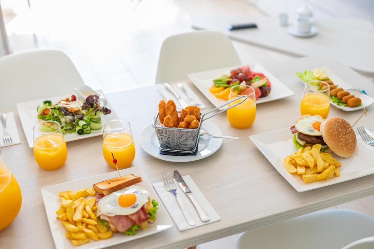 Comida en o cerca de este hotel