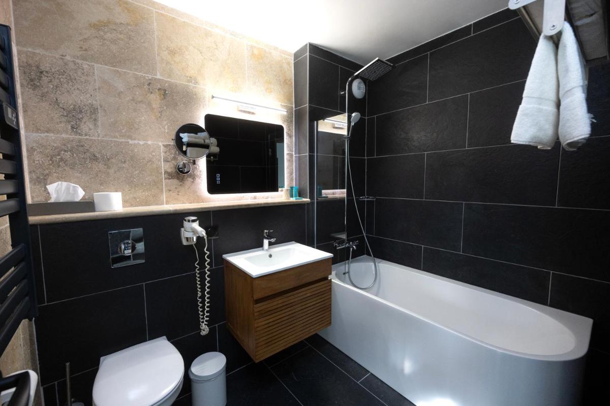 Salle de bains dans l'établissement Logis Hotel Restaurant SPA Les Oliviers