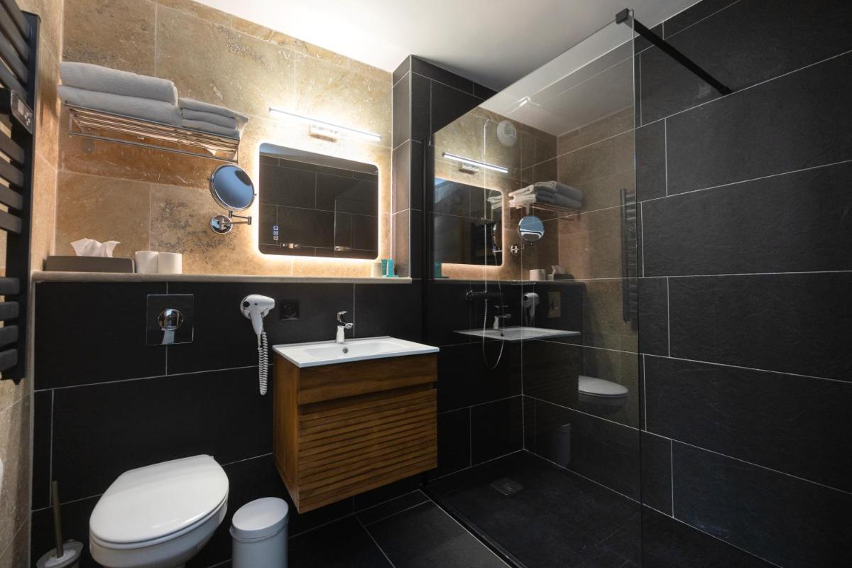 Salle de bains dans l'établissement Logis Hotel Restaurant SPA Les Oliviers