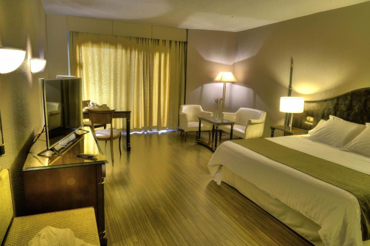 Cama o camas de una habitación en Beatriz Toledo Auditorium & Spa