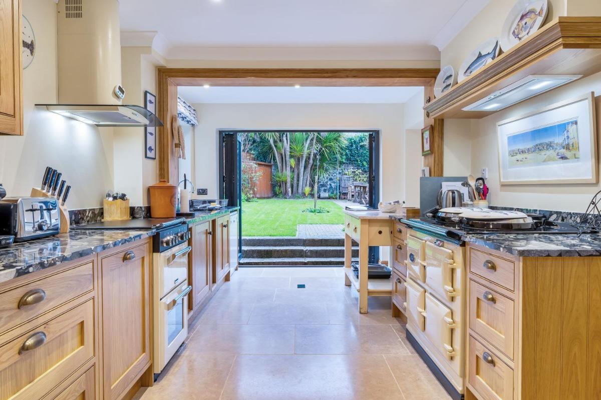 High quality detached house with parking St. Ives - Housity