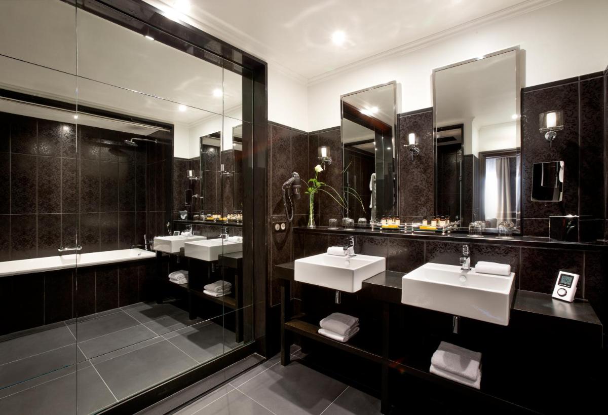 Salle de bains dans l'établissement Le Grand Hotel de Cabourg - MGallery Collection