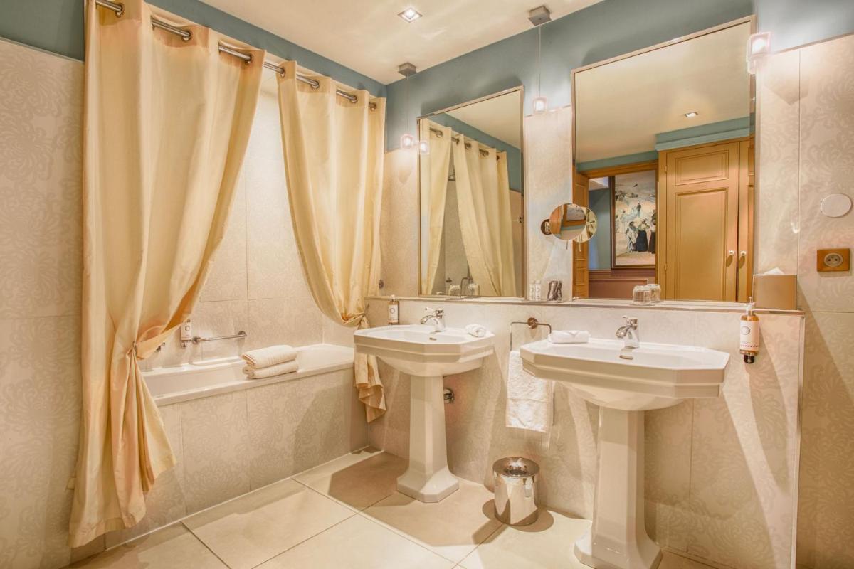 Salle de bains dans l'établissement Le Grand Hotel de Cabourg - MGallery Collection