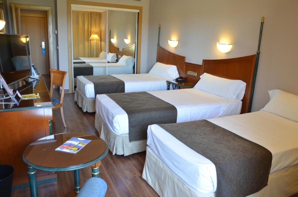 Cama o camas de una habitación en Beatriz Toledo Auditorium & Spa