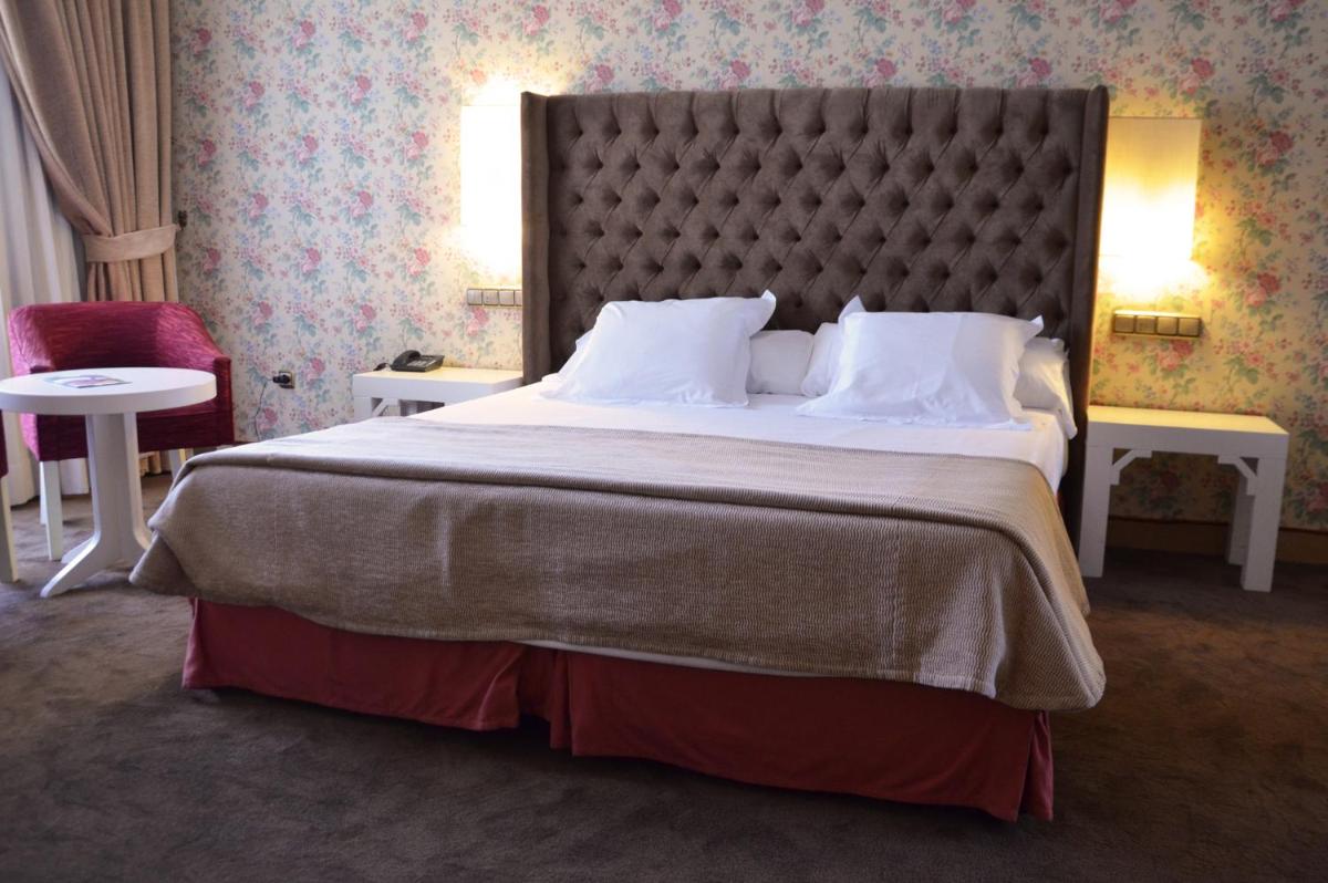 Cama o camas de una habitación en Beatriz Toledo Auditorium & Spa
