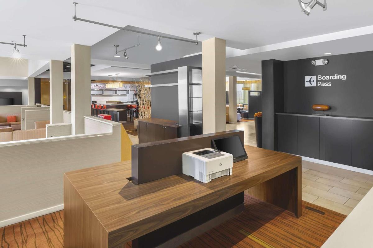 Super 8 by Wyndham Dallas Love Field Airport - Housity